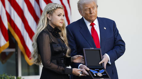 68ef03f42030276dc6340bde.jpg WATCH Trump posthumously award Charlie Kirk the Presidential Medal of Freedom
